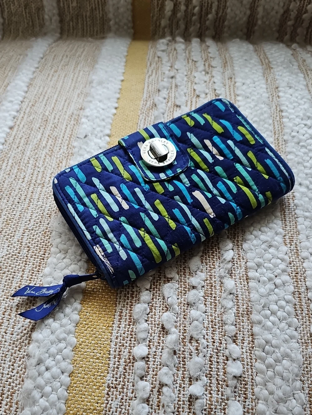 Vera Bradley Katalina Showers Turnlock Wallet - Picture 1 of 8